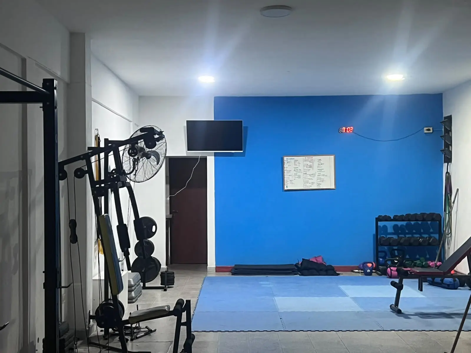 El salón de entrenamiento de Málaga, con equipamiento y pared azul