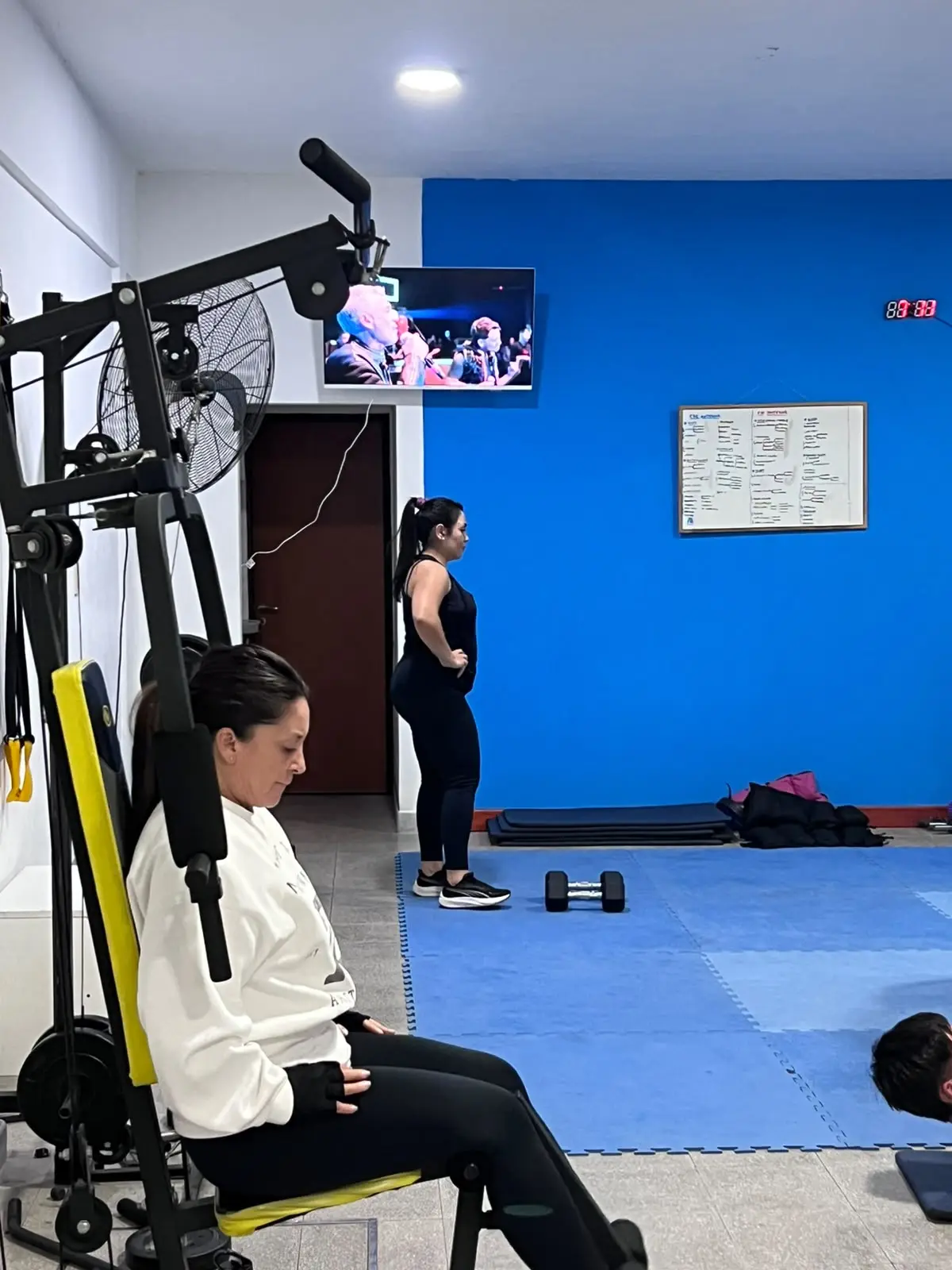 Personas entrenando con acompañamiento del profe